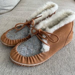 EUC Sorel Out and About Moccasin/Bootie Size 9